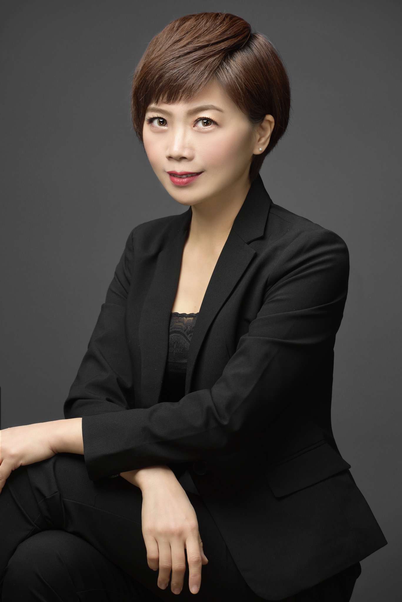 一個人的外表形象 ,要走在能力的前面     陌生初見的黃金3秒鐘  便決定了對方對你的第一印象     要記得  人們永遠沒有第2次機會,  買回他人對你的第一印象     過專業梳化  讓您呈良好現精氣神  ,美化立體五官  ,為您形象及人生加分